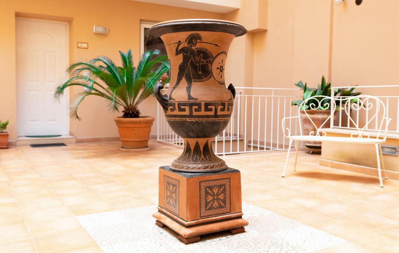 דירות לצ'ה Il Cortile Delle Esperidi מראה חיצוני תמונה