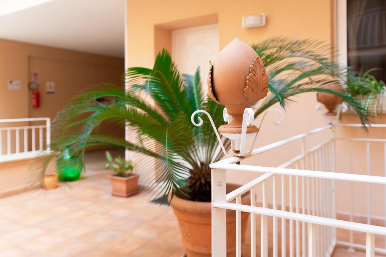 דירות לצ'ה Il Cortile Delle Esperidi מראה חיצוני תמונה