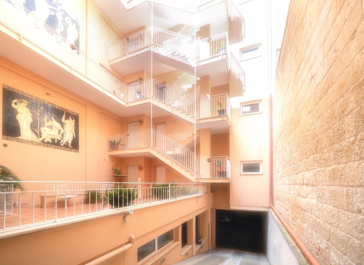 דירות לצ'ה Il Cortile Delle Esperidi מראה חיצוני תמונה