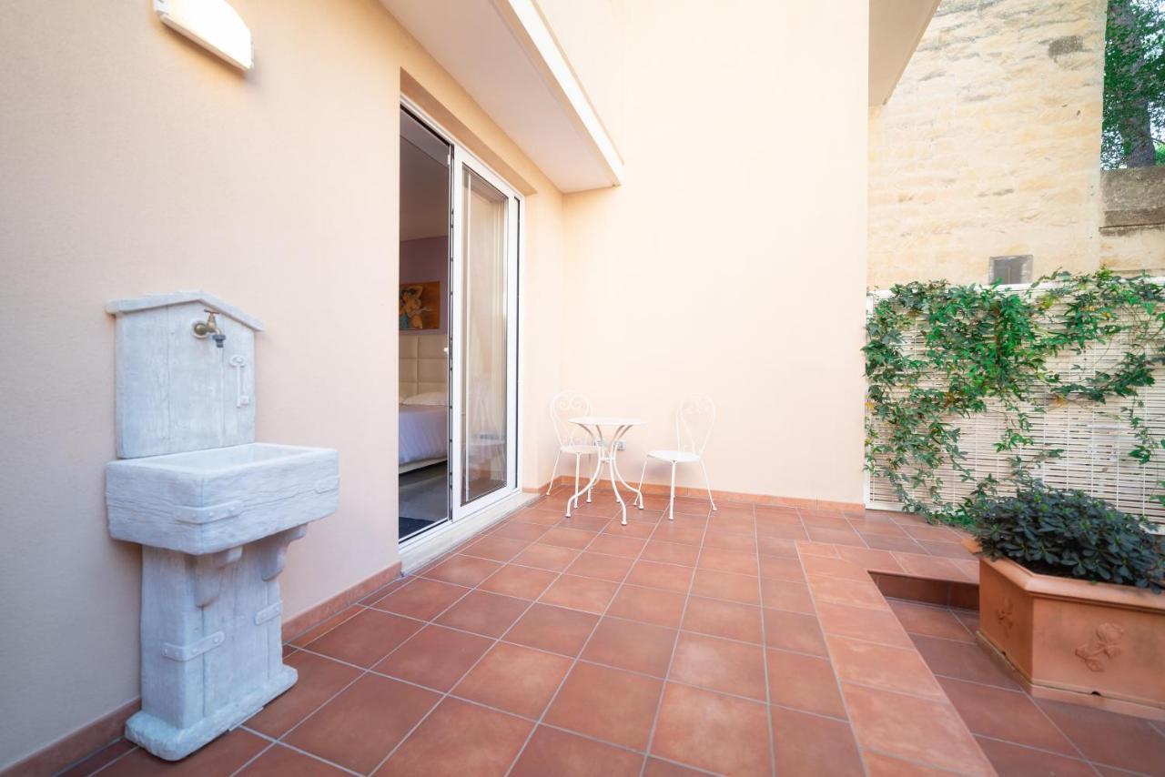דירות לצ'ה Il Cortile Delle Esperidi מראה חיצוני תמונה